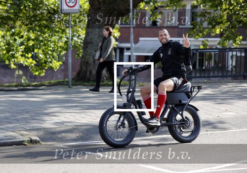 Amsterdam 19 september 2020
Johnny Heitinga op zijn electrische fiets