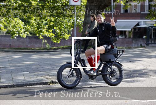 Amsterdam 19 september 2020
Johnny Heitinga op zijn electrische fiets