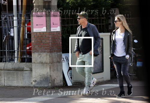 Amsterdam 19 september 2020
Johnny de Mol met zijn vrouw Anouk op het museumplein