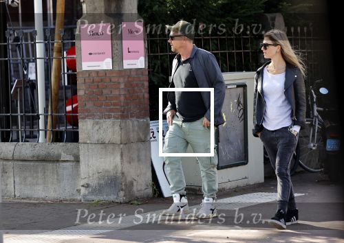 Amsterdam 19 september 2020
Johnny de Mol met zijn vrouw Anouk op het museumplein