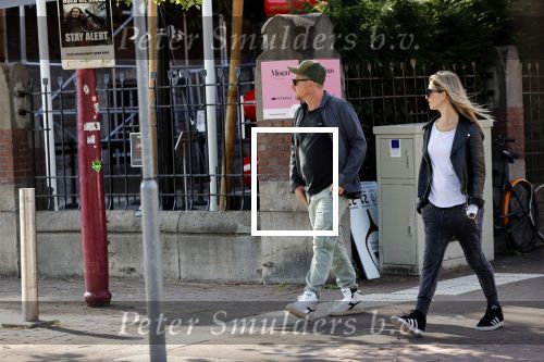 Amsterdam 19 september 2020
Johnny de Mol met zijn vrouw Anouk op het museumplein