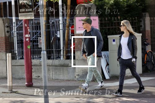 Amsterdam 19 september 2020
Johnny de Mol met zijn vrouw Anouk op het museumplein