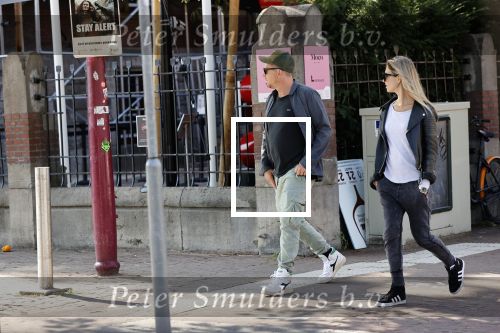 Amsterdam 19 september 2020
Johnny de Mol met zijn vrouw Anouk op het museumplein
