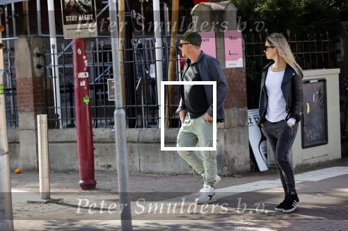 Amsterdam 19 september 2020
Johnny de Mol met zijn vrouw Anouk op het museumplein