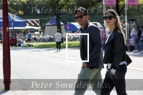 Amsterdam 19 september 2020
Johnny de Mol met zijn vrouw Anouk op het museumplein