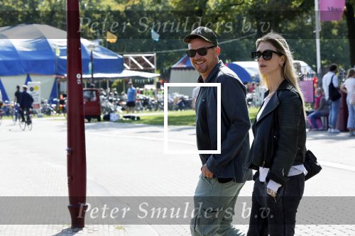 Amsterdam 19 september 2020
Johnny de Mol met zijn vrouw Anouk op het museumplein