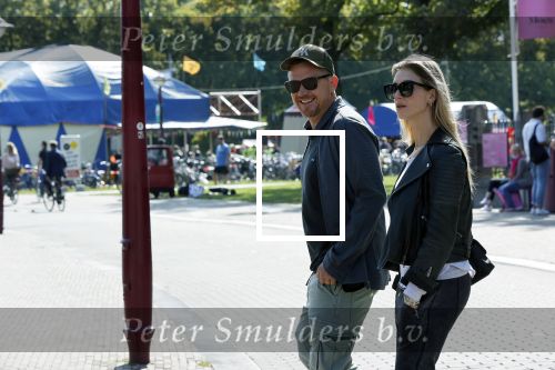 Amsterdam 19 september 2020
Johnny de Mol met zijn vrouw Anouk op het museumplein