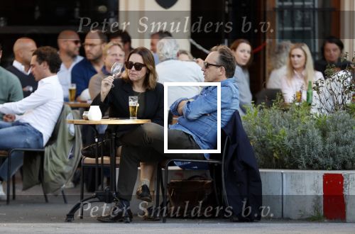 Amsterdam 19 september 2020
Joost Nijsen en Maaike Pereboom in Amsterdam zuid op terras