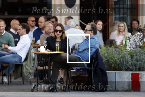 Amsterdam 19 september 2020
Joost Nijsen en Maaike Pereboom in Amsterdam zuid op terras