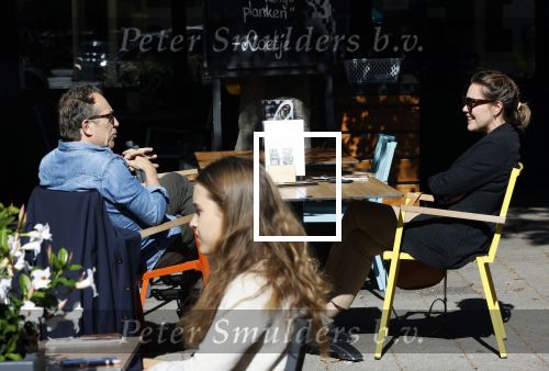 Amsterdam 19 september 2020
Joost Nijsen en Maaike Pereboom in Amsterdam zuid op terras