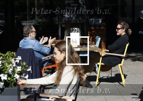 Amsterdam 19 september 2020
Joost Nijsen en Maaike Pereboom in Amsterdam zuid op terras