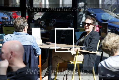 Amsterdam 19 september 2020
Joost Nijsen en Maaike Pereboom in Amsterdam zuid op terras