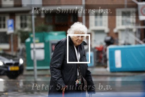 Amsterdam 10 oktober 2020
Marjan Berk doet in de regen boodschappen in Amsterdam zuid