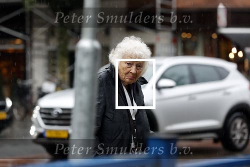 Amsterdam 10 oktober 2020
Marjan Berk doet in de regen boodschappen in Amsterdam zuid