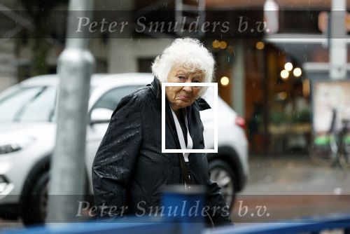 Amsterdam 10 oktober 2020
Marjan Berk doet in de regen boodschappen in Amsterdam zuid