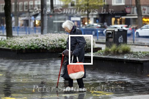 Amsterdam 10 oktober 2020
Marjan Berk doet in de regen boodschappen in Amsterdam zuid