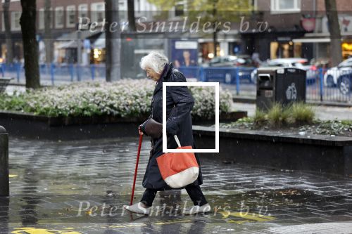 Amsterdam 10 oktober 2020
Marjan Berk doet in de regen boodschappen in Amsterdam zuid