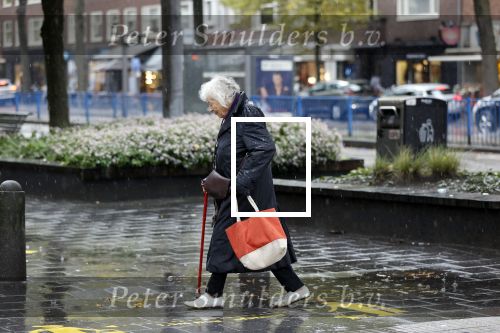 Amsterdam 10 oktober 2020
Marjan Berk doet in de regen boodschappen in Amsterdam zuid
