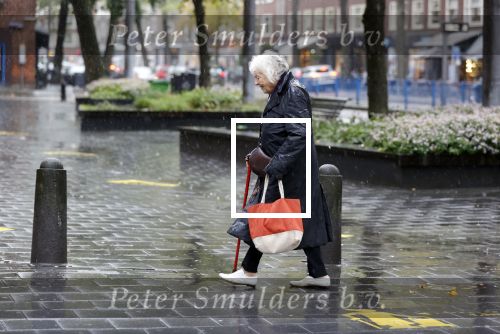 Amsterdam 10 oktober 2020
Marjan Berk doet in de regen boodschappen in Amsterdam zuid