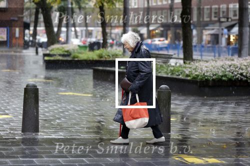 Amsterdam 10 oktober 2020
Marjan Berk doet in de regen boodschappen in Amsterdam zuid