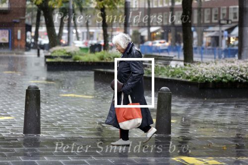 Amsterdam 10 oktober 2020
Marjan Berk doet in de regen boodschappen in Amsterdam zuid