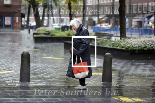 Amsterdam 10 oktober 2020
Marjan Berk doet in de regen boodschappen in Amsterdam zuid