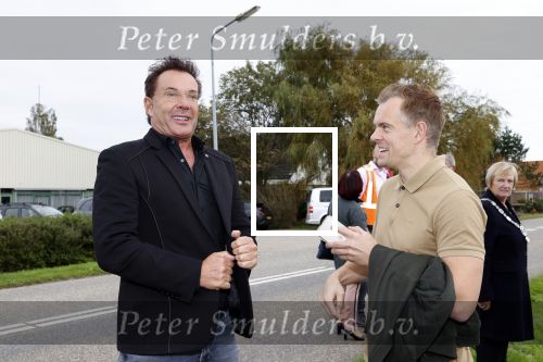 Anna Pauwlona 26 september 2020
Gerard Joling is bij de onthulling van een herdenkingsplakaat van een neergestort vliegtuig in 2e wereldoorlog. Cor de vriend van zijn moeder werd geeerd . Nick Dijkman