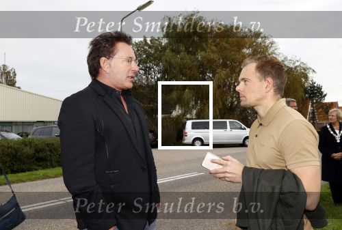 Anna Pauwlona 26 september 2020
Gerard Joling is bij de onthulling van een herdenkingsplakaat van een neergestort vliegtuig in 2e wereldoorlog. Cor de vriend van zijn moeder werd geeerd . Nick Dijkman