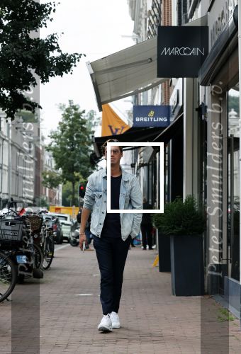 Amsterdam 30 september 2020
Nino Wilkes met een vriendin  op de pc hooftstraat