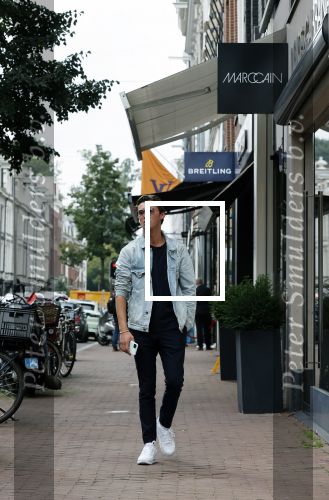 Amsterdam 30 september 2020
Nino Wilkes met een vriendin  op de pc hooftstraat