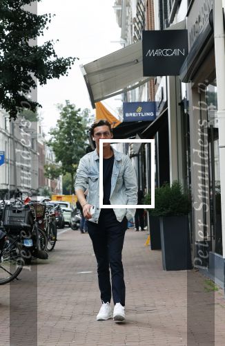 Amsterdam 30 september 2020
Nino Wilkes met een vriendin  op de pc hooftstraat