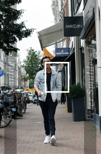 Amsterdam 30 september 2020
Nino Wilkes met een vriendin  op de pc hooftstraat