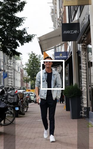 Amsterdam 30 september 2020
Nino Wilkes met een vriendin  op de pc hooftstraat