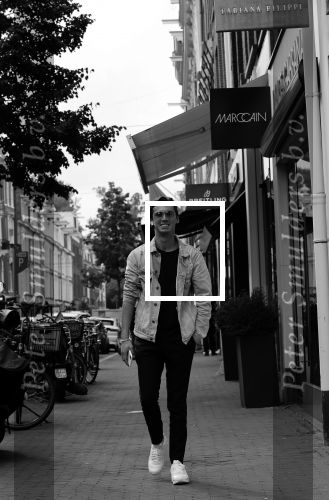 Amsterdam 30 september 2020
Nino Wilkes met een vriendin  op de pc hooftstraat