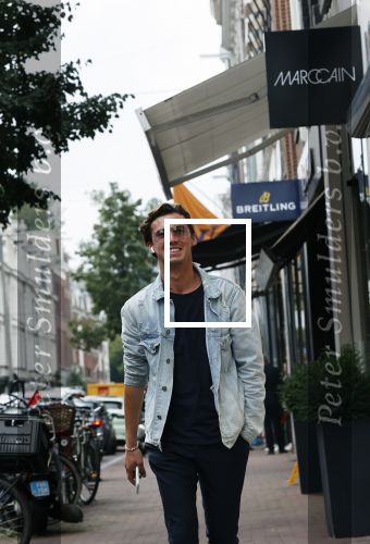 Amsterdam 30 september 2020
Nino Wilkes met een vriendin  op de pc hooftstraat