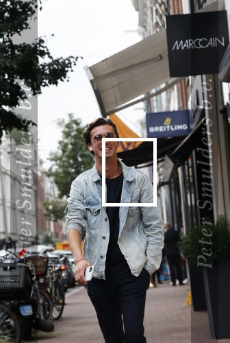 Amsterdam 30 september 2020
Nino Wilkes met een vriendin  op de pc hooftstraat