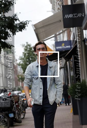 Amsterdam 30 september 2020
Nino Wilkes met een vriendin  op de pc hooftstraat