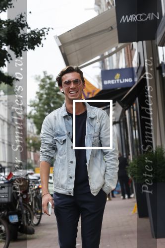 Amsterdam 30 september 2020
Nino Wilkes met een vriendin  op de pc hooftstraat