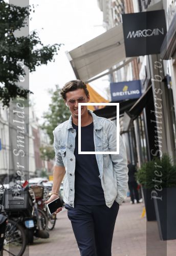 Amsterdam 30 september 2020
Nino Wilkes met een vriendin  op de pc hooftstraat