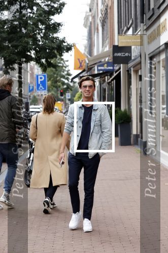Amsterdam 30 september 2020
Nino Wilkes met een vriendin  op de pc hooftstraat