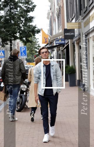 Amsterdam 30 september 2020
Nino Wilkes met een vriendin  op de pc hooftstraat
