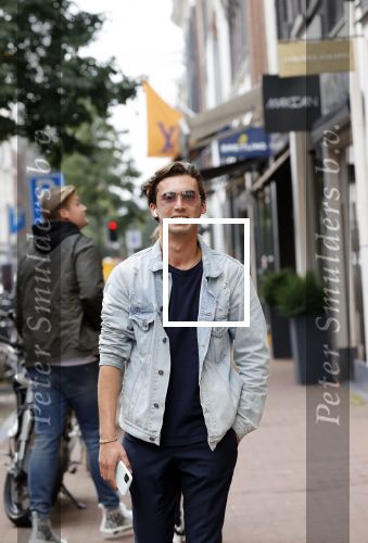 Amsterdam 30 september 2020
Nino Wilkes met een vriendin  op de pc hooftstraat