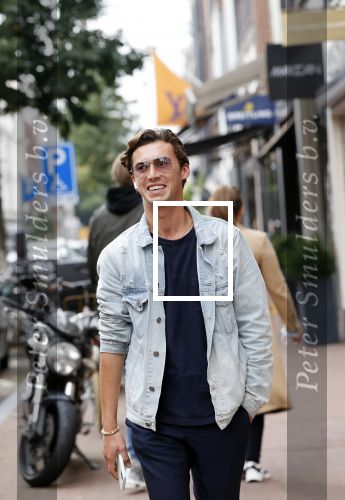 Amsterdam 30 september 2020
Nino Wilkes met een vriendin  op de pc hooftstraat