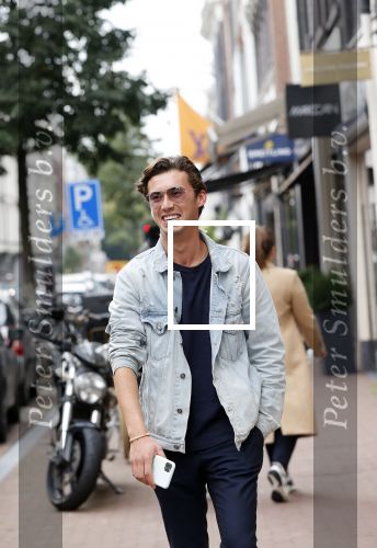 Amsterdam 30 september 2020
Nino Wilkes met een vriendin  op de pc hooftstraat