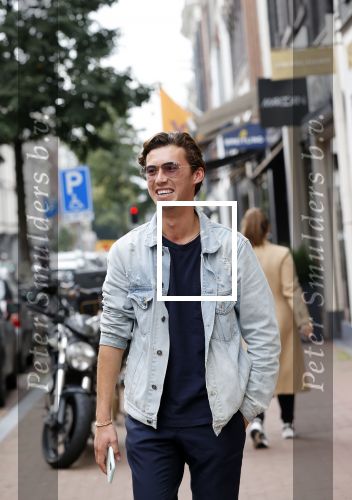Amsterdam 30 september 2020
Nino Wilkes met een vriendin  op de pc hooftstraat