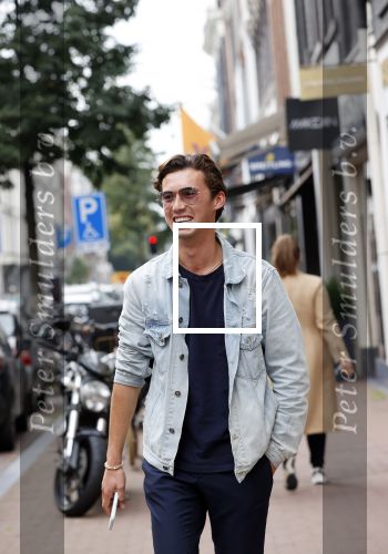 Amsterdam 30 september 2020
Nino Wilkes met een vriendin  op de pc hooftstraat