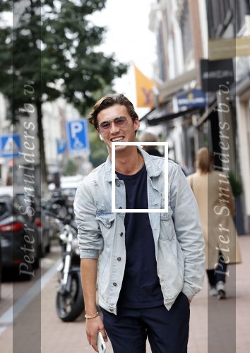 Amsterdam 30 september 2020
Nino Wilkes met een vriendin  op de pc hooftstraat