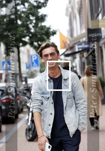 Amsterdam 30 september 2020
Nino Wilkes met een vriendin  op de pc hooftstraat