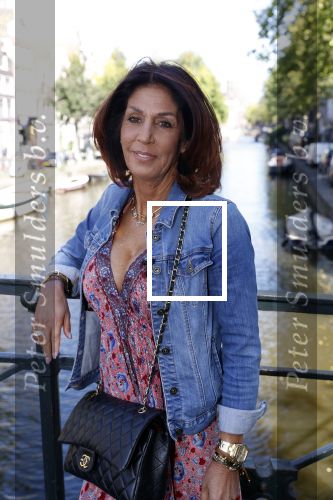 Amsterdam 18 september 2020
Rachel Hazes laat een tatoo zetten bij Hankypanky tatooshop op de wallen. Het woord mama wordt getatoeerd met daarin as van haar moeder.