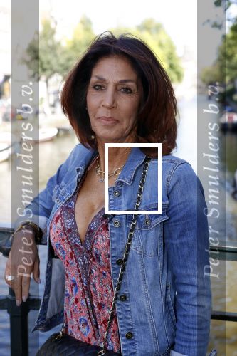 Amsterdam 18 september 2020
Rachel Hazes laat een tatoo zetten bij Hankypanky tatooshop op de wallen. Het woord mama wordt getatoeerd met daarin as van haar moeder.